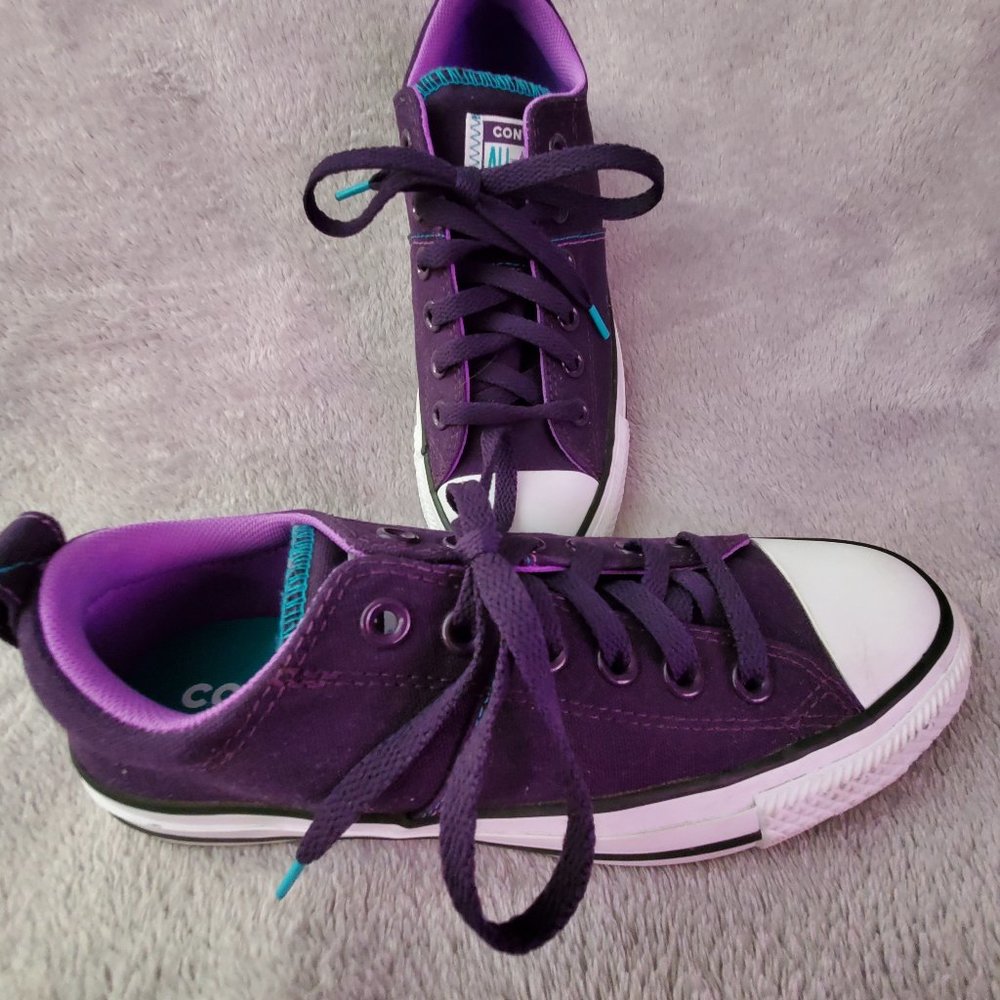 CONVERSE PURPLE LOW TOPS
